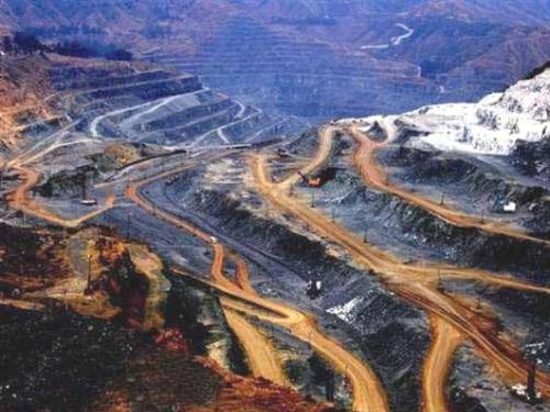 兰家火山楼底层作兰尖铁矿采场调度室,上层是接待室和环廊观景台.