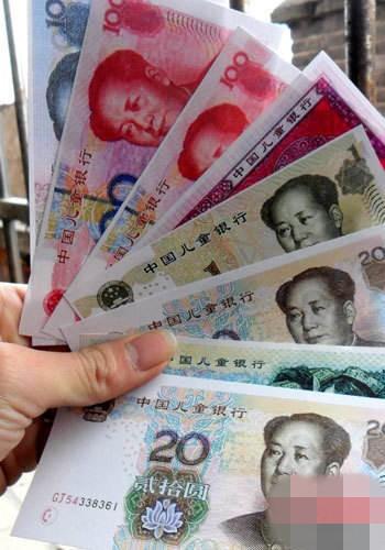 人民币上的伟人像被改成了"比卡丘"一类的卡通公仔,印制者甚至印出了