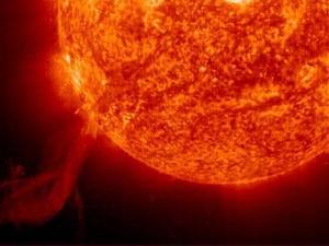 [1] 场景   一个日珥从太阳表面膨胀,优雅地漂浮着离开太阳,持续了