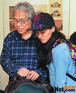 有媒体爆出57岁的作词人李坤城被爆料与好友