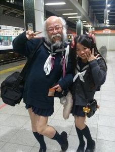 因此也被日本网友称为称"水手服大叔"