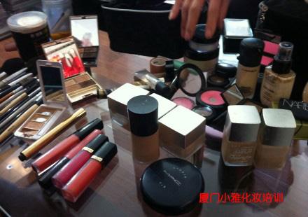 知道南阳市内有几家化妆工作室,我想知道去工