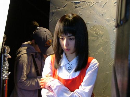 太阳<em>窗外</em>红衣<em>女孩</em>美娜也充满神秘