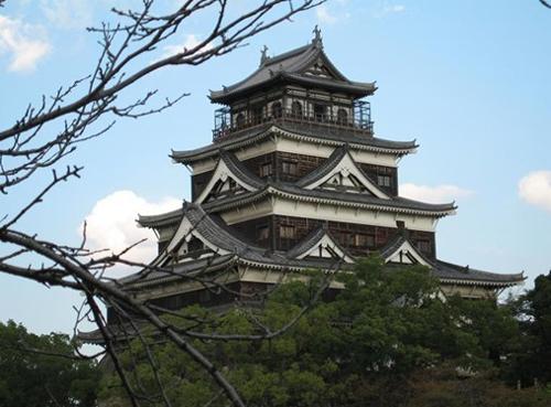 广岛市是日本广岛县的县厅所在地,自16世纪时毛利氏入府以来就是日本