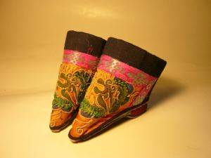 三寸金莲,又称裹脚,缠小脚,裹小脚,扎脚(广东),是中国古代的一种风俗
