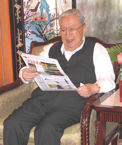 在哀乐声中缓步来到吴阶平