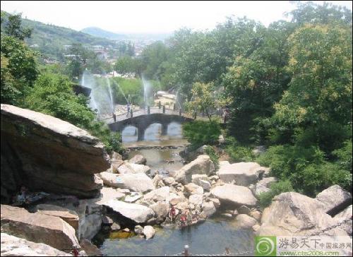 连云港渔湾自然风景区过去曾是个渔村码头,后来海水东退,山下才