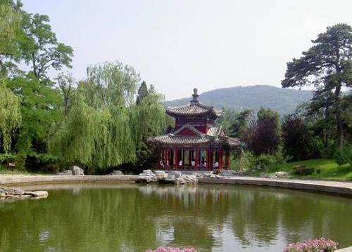 香山是北京著名的风景区,在其周边就有"香山公园","中科院植物园","