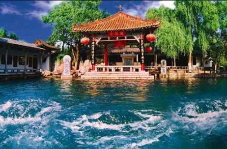 趵突泉是泉城济南的象征与标志,与济南千佛山,大明湖并称为济南三大