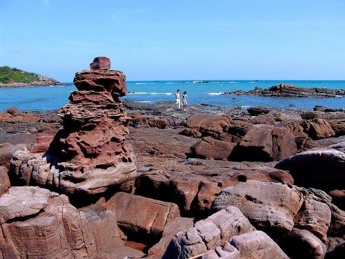 防城港怪石滩2; :火山岛上尝鲜果; 防城港