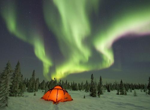 极光的形成与太阳活动息息相关