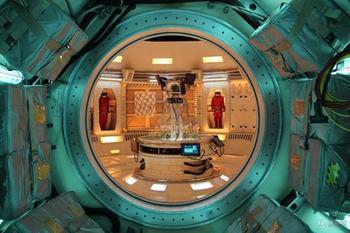 太空舱也称轨道舱,养生舱,轨道舱是飞船进入轨道后航天员工作