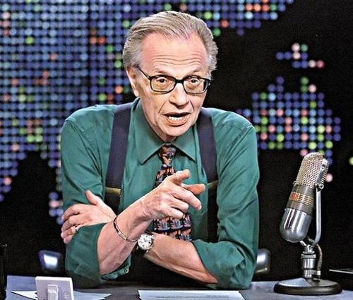 双肘支撑在桌上,语气平和而内容尖锐……这就是拉里·金(larry king)