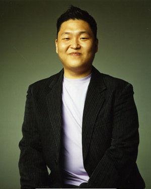 朴载相,韩国hip hop歌手,艺名 psy ,2012年7月发表的6辑《psy 6甲