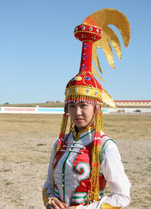 巴里坤的蒙古人因长期与汉人杂居,所以其服饰与汉族比较接近,只有