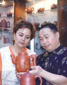 张耀君,国家级高级工艺美术师,中国著名陶艺家,康熙紫砂记20代传人