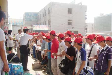 我在一家鞋邦加工厂上班 每天工作十几个小时 每晚加班到十点 六月