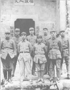 左三为周恩来,左四;       1939年,周恩来和爱国将领**第十九路军总