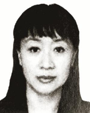 年前后,随父移居云南红河 1993年起,李薇与云南省原省长李嘉廷相熟