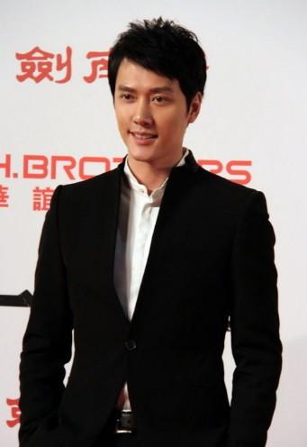 终于,经过几年的奋斗经历,冯绍峰以一部穿越古装剧迅速崛起,出色的