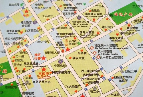 阿克苏是地级市(否则阿克苏地区从何而来)下属八个县分别是:库车温宿