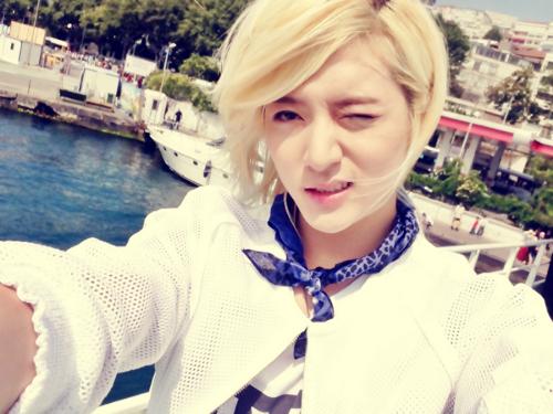 2011年 cf《new balance》(with lizzy) ren 本名:崔珉起(官方译名)