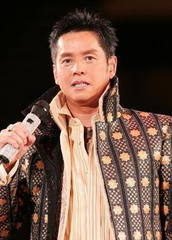 谭咏麟大受欢迎的歌曲包括《雾之恋》