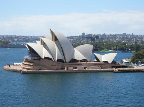 悉尼歌剧院(英语:sydney opera house,soh)位于澳大利亚悉尼