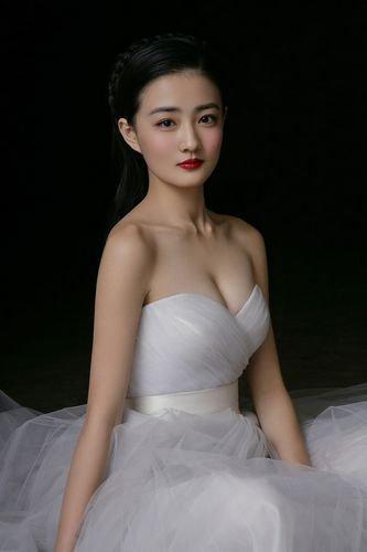 全部版本 历史版本                        徐璐,中国青年女演员.