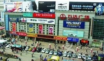 2002年7月8日,南昌市八一广场整体改造的龙头项目———南昌万达购物