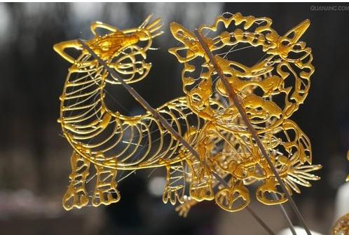 智能糖画机的工作原理是通过机器的电磁系统把