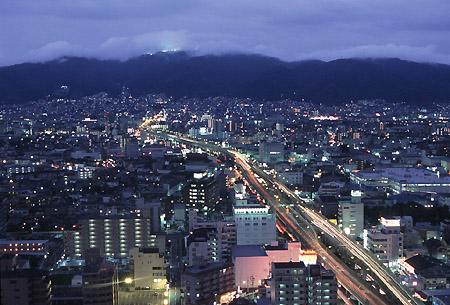 其人口规模位居大阪府第三,仅此于府内两个政令指定都市大阪市和堺市.