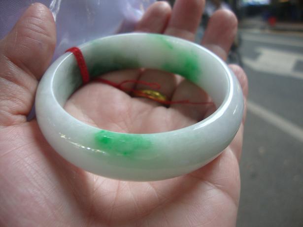 白底青翡翠手镯