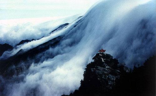 一般都用云里雾里来形容