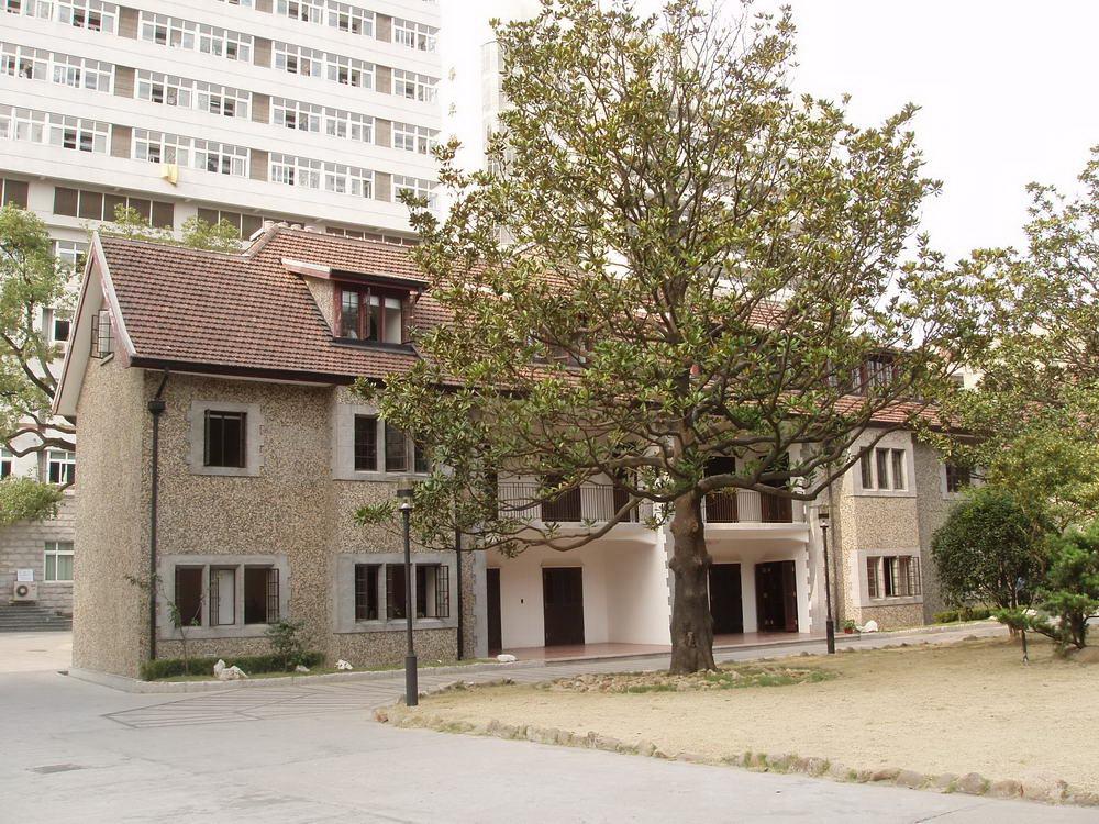 2005年6月挂牌筹建的上海戏剧学院舞蹈学院标