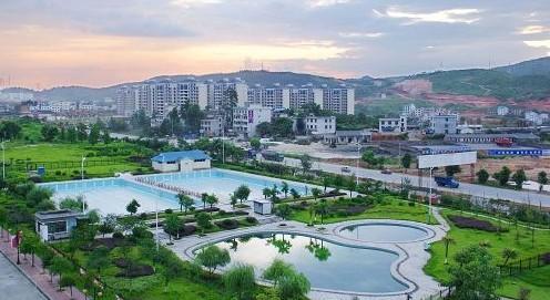 中共郴州市委书记李大伦为<em>湘南学院</em>揭牌