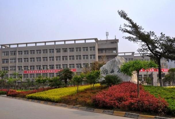 2013年10月9日,长安院选派三名检察官作为教师走进长安区第二中学,为