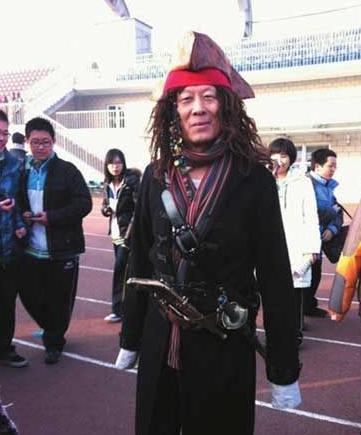 北京市十一学校李希贵校长装扮成杰克船长