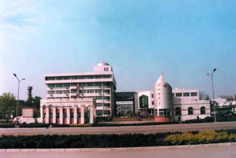 保定一中位于保定市府河南岸三丰中路39号,占地面积150亩,是花园式