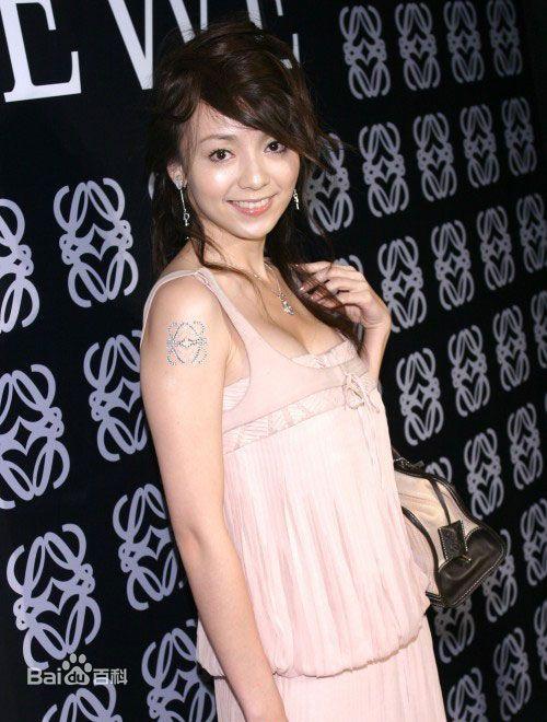 季芹怀女儿乐乐期间,为了履行曾对王仁甫经纪人