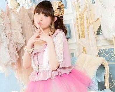 交友关系 因演出《魔法少女奈叶》的关系,与水树奈奈,水桥香织,高桥