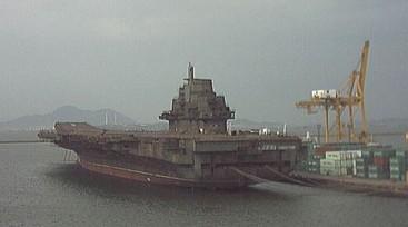 8月初,瓦良格号船体以中国人民解放军海军的标准的灰色涂装再次下水