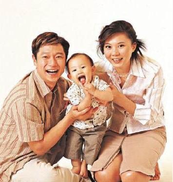 感情生活         编辑 2002年8月12日,谢祖武与江婷琳公证结婚