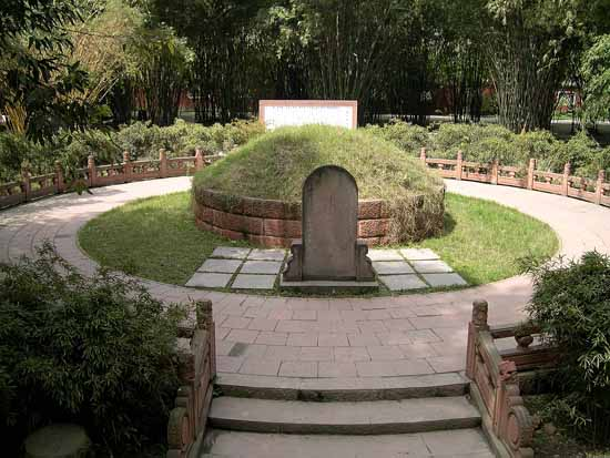 墓体直径约三米,由三层红砂条石砌成圆形墓基,环墓为一米宽的墓基平台