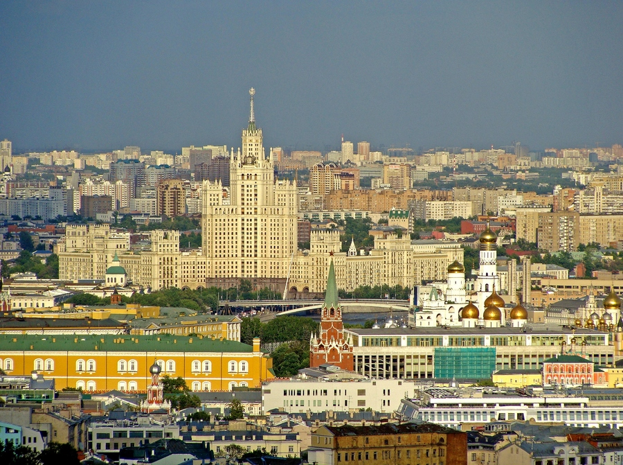 莫斯科还有一以建筑宏伟及豪华闻名之地下铁,每一站的设计犹如皇宫
