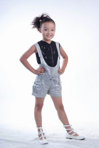 孔莹,河南淮阳人,2004年9月,刚满3岁的孔莹被以坚持"现场直播","观众