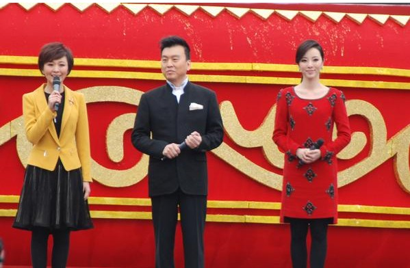 张泽群主持活动