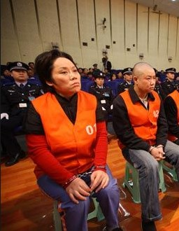 作为重庆惟一一名"涉黑"女老大,谢才萍被指控犯组织,领导黑社会性质