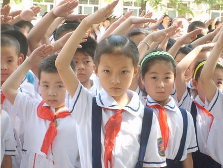 红领巾是红旗的一角,象征着革命的胜利.少先队队礼是:右手五指并