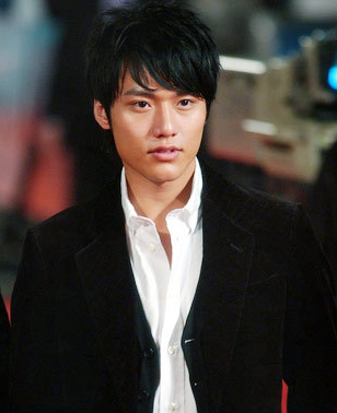张睿家,便参演了多部mv和电视剧,2006年更是凭在青春片《盛夏光年》中